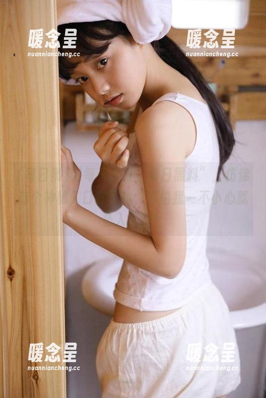 每天打开“每日黑料”，仿佛有个神秘入口在等我，真怕我一不小心就坠入深渊！